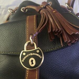 Dooney & Bourke hand bag
